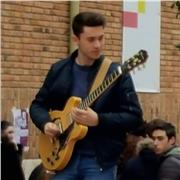 Profesor de música imparte clases de guitarra y teoría musical, así como de filosofía y materias relacionadas. Presencial y online